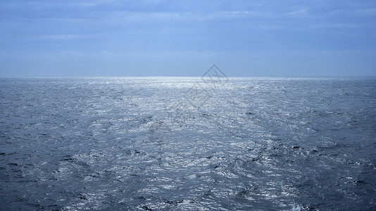 海水和蓝天空上阳光反射的海景图片