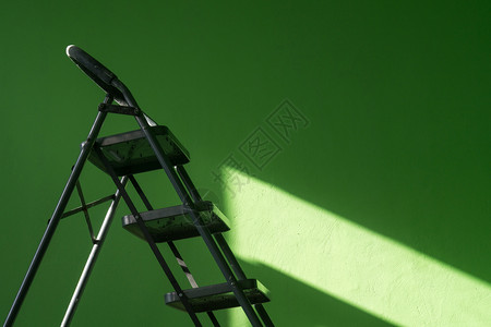 内部有梯子和新漆的绿墙房屋修理图片
