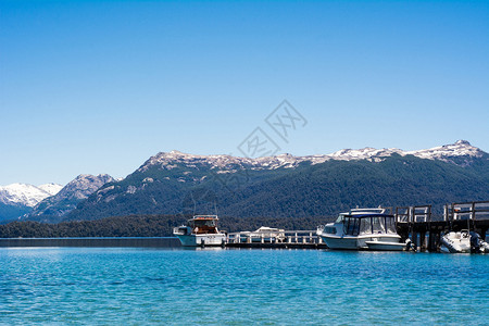 内乌肯省山和湖夏季风景在圣马丁德洛斯和阿根廷背景