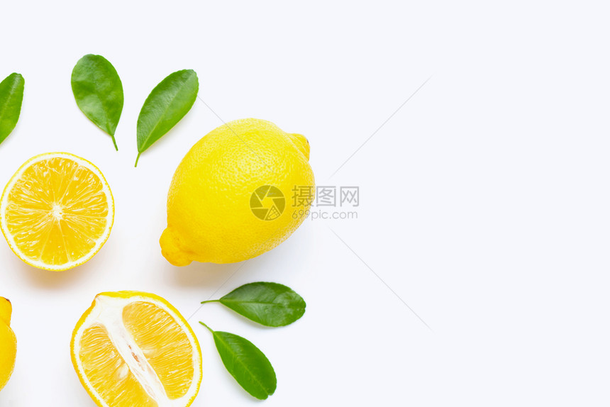 白色背景上孤立的柠檬和白叶片复制空格图片
