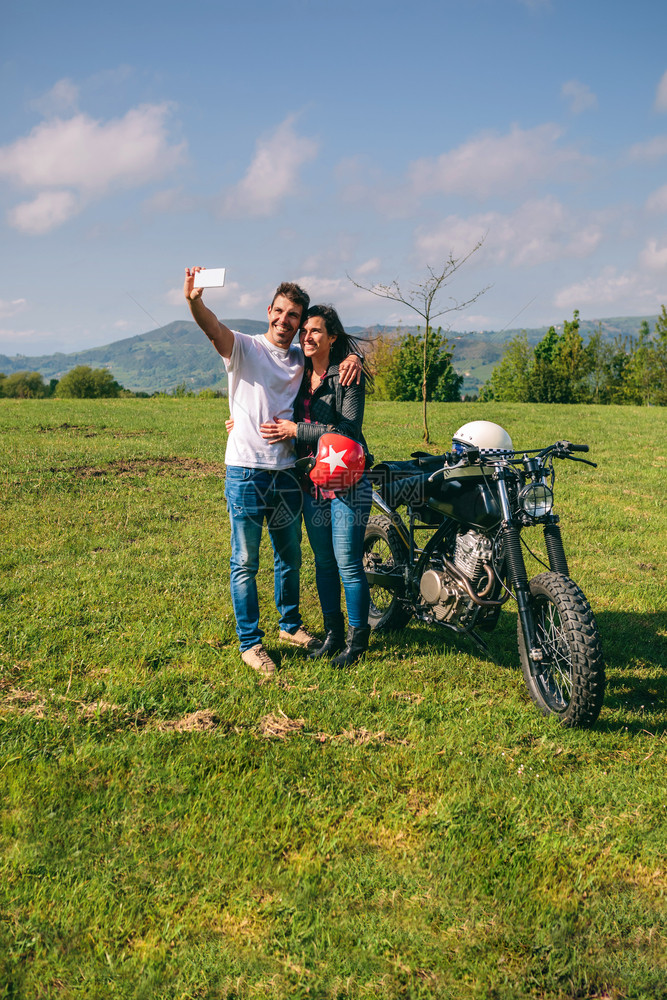 夫妇用摩托车拍自图片