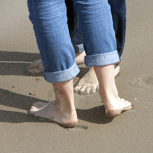 两双脚紧相亲的沙滩上图片