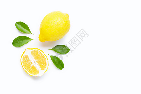 白色背景上孤立的柠檬和白叶片复制空格图片