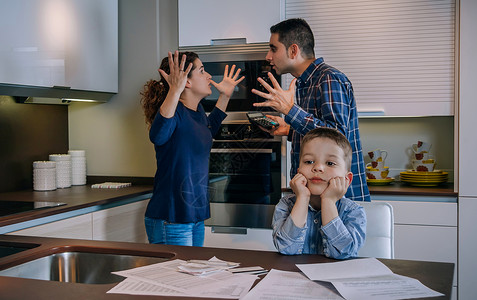 父母在厨房里激烈争吵他们的小儿子在前面父母和小儿子争吵图片