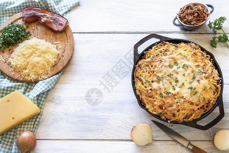 白桌上德国传统椰子食物干酪意大利面粉的成分以上高清图片