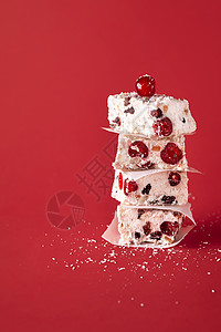 白圣诞节饼干堆积在叠中用椰子和樱桃自制红背景传统的澳洲烤面包甜点图片