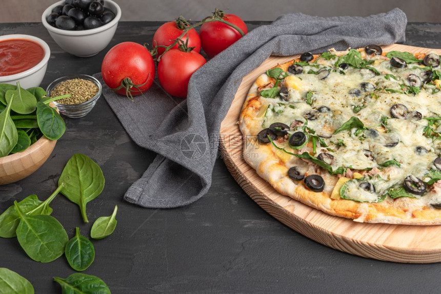 用菠菜西红柿黑橄榄和奶油芝士煮的自制素食披萨图片