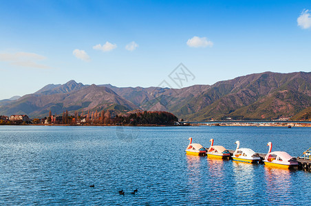 冬天美丽的湖川口子与天鹅水轮船和山景高清图片