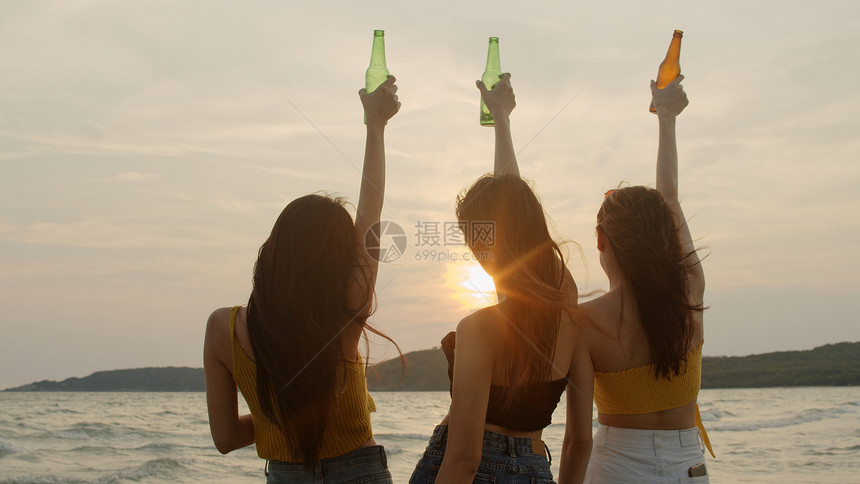 一群少女在海滩举行派对图片