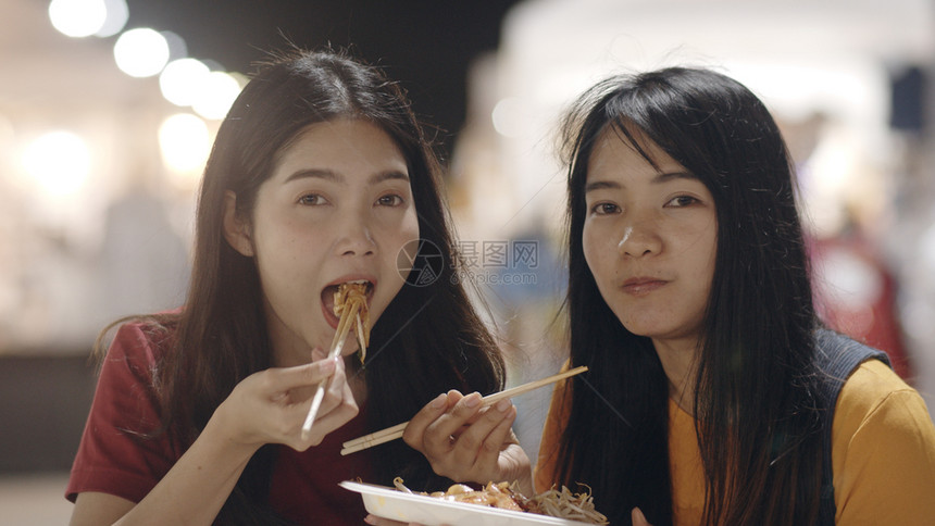 年轻女朋友在泰国的bangko旅行美丽的女在khaosn路上走来去感到快乐图片