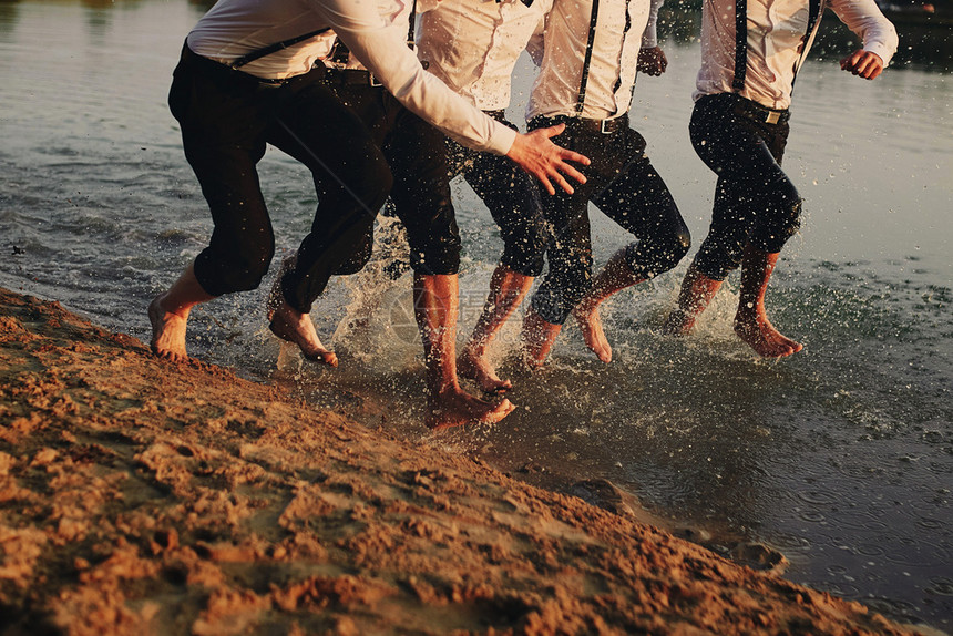 男人光脚在水中奔跑玩耍图片
