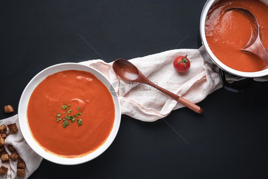 碗里加番茄奶油汤黑板上加锅子晚餐桌上有素食健康汤图片