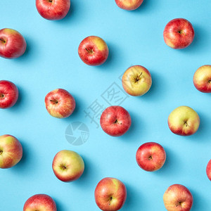 蓝色背景的苹果平板素食概念蓝色水果苹模式图片