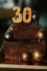 生日巧克力蛋糕30岁金巧克力蛋糕生日快乐背景图片