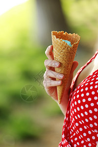 女手握新鲜华夫饼和香草莓冰淇淋的画面图片