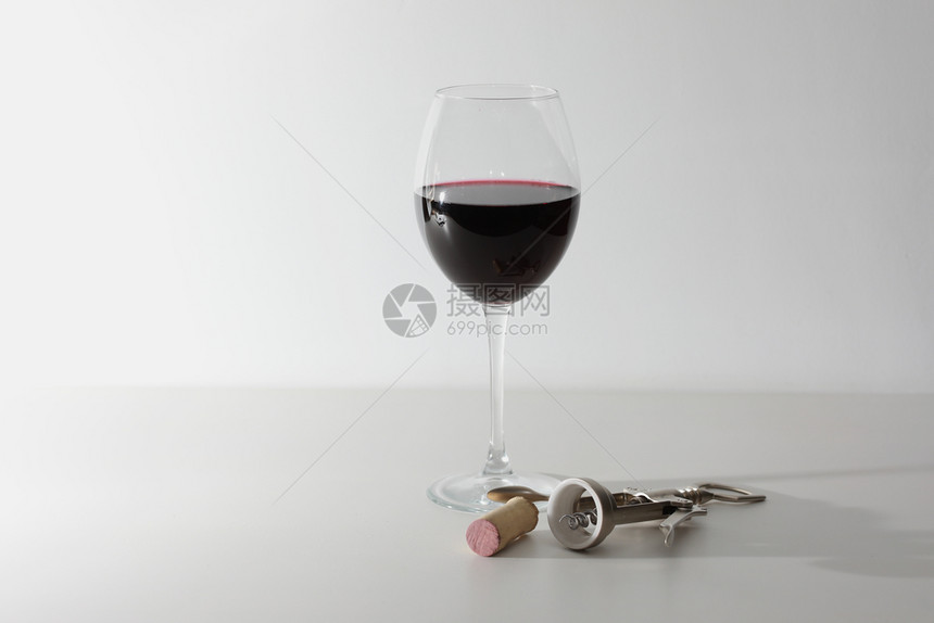 白木表面的葡萄酒和一些工具白木表面的葡萄酒和一些工具图片