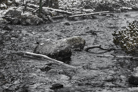 冬季的山河风景暴雨图片