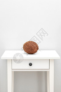 白木桌背景的自制椰子产品白色桌背景的全椰子图片