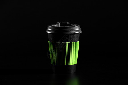 一杯热茶或咖啡黑纸杯色底有盖子侧视图图片