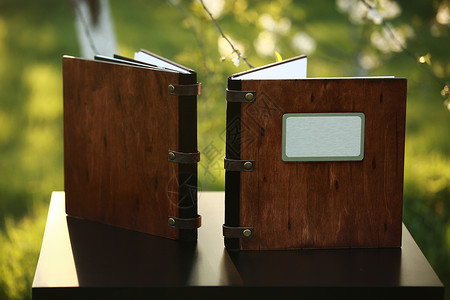 桌上的木制相册桌子上的两本木制相册在自然的表上位置背景图片