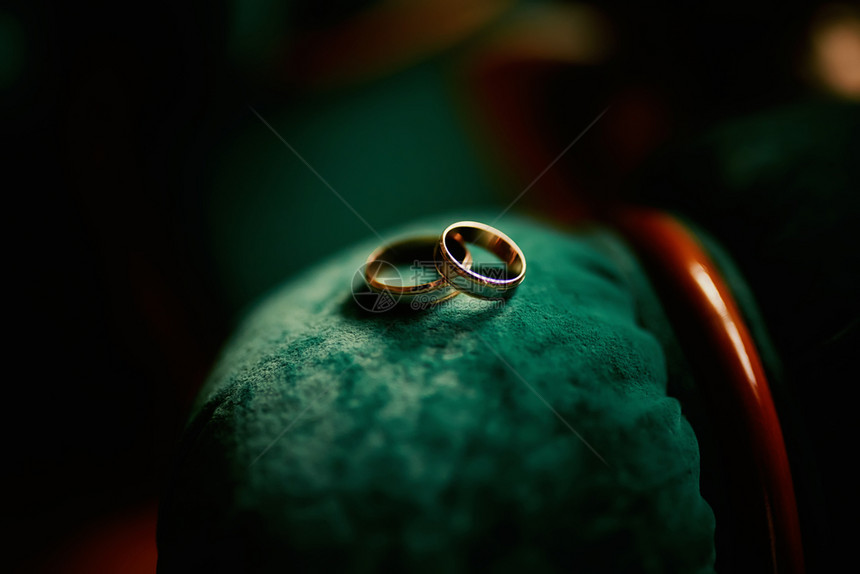 两枚金色结婚戒指图片