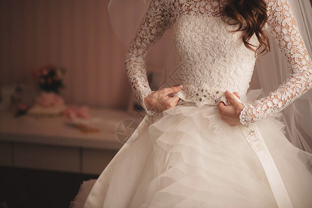 新娘穿着漂亮婚纱图片