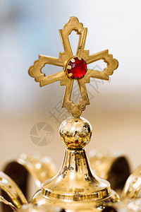 神奇大圆石金婚皇冠在教堂的桌子上有珍贵的石头金十字与红石金婚皇冠有宝石背景