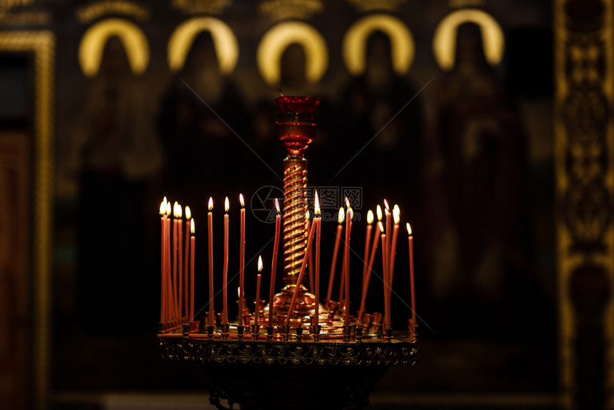 一座大教堂的铜烛台点燃了一根小蜡烛宗教正统基督堂大的铜烛台点燃了一根小蜡烛正统堂图片
