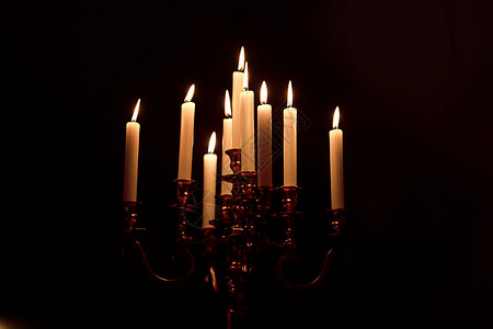 烧旧蜡烛铜台孤立的黑色背景烧旧的蜡烛铜台图片