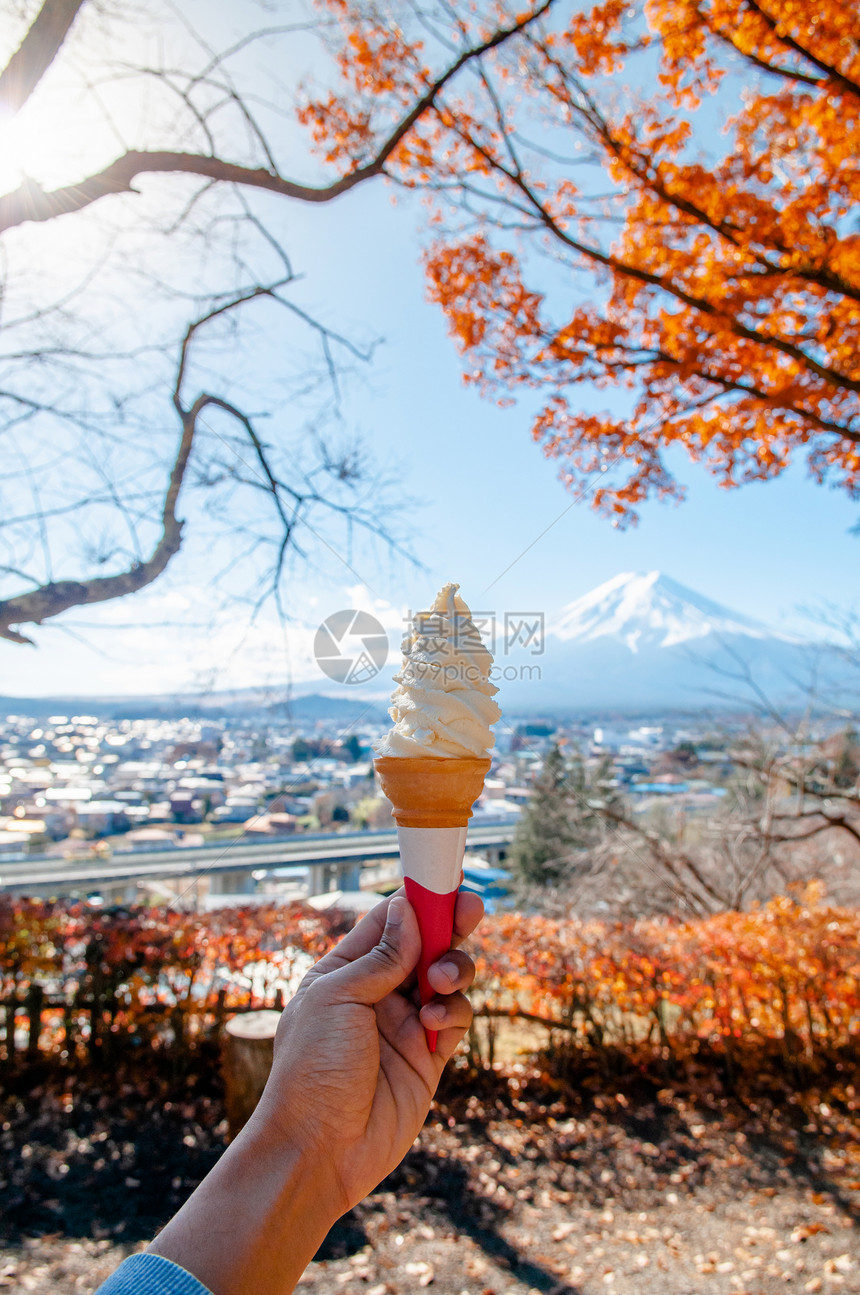 与Fuji山的软奶油冰淇淋锥和在Arakuymseng公园的多彩秋木树背景Fujiyoshda图片