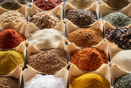 混合模式不同种类的调味料近身图像调味品和以一种模式碗中的调味品草药和印度调味品背景背景