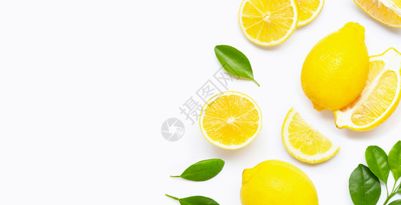 新鲜柠檬和白底叶片图片