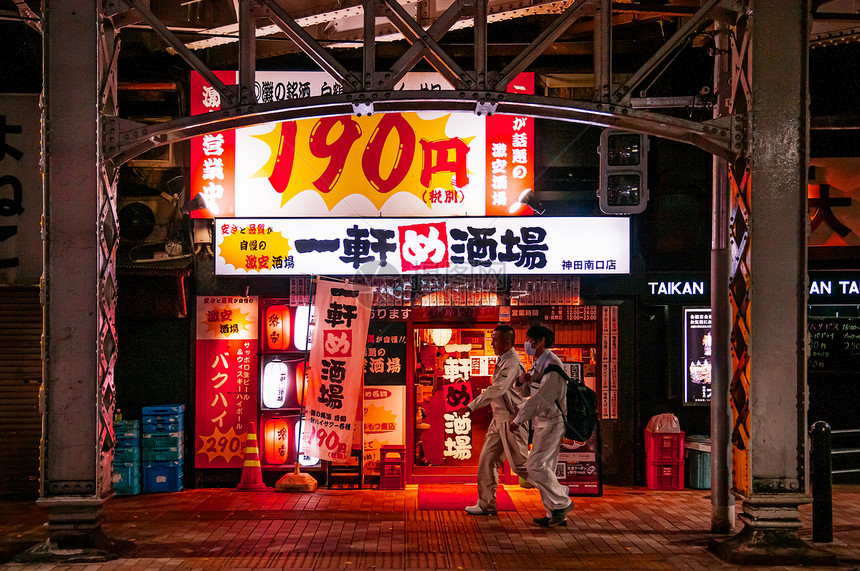 2018tokyJapnizky酒吧和夜街餐厅有亮号当地人在KandJr站附近的小街上行走图片