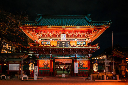 赤山明神2018年月4日东京雅潘康达Myojin圣殿古老的大门在夜深的黑暗中成长背景