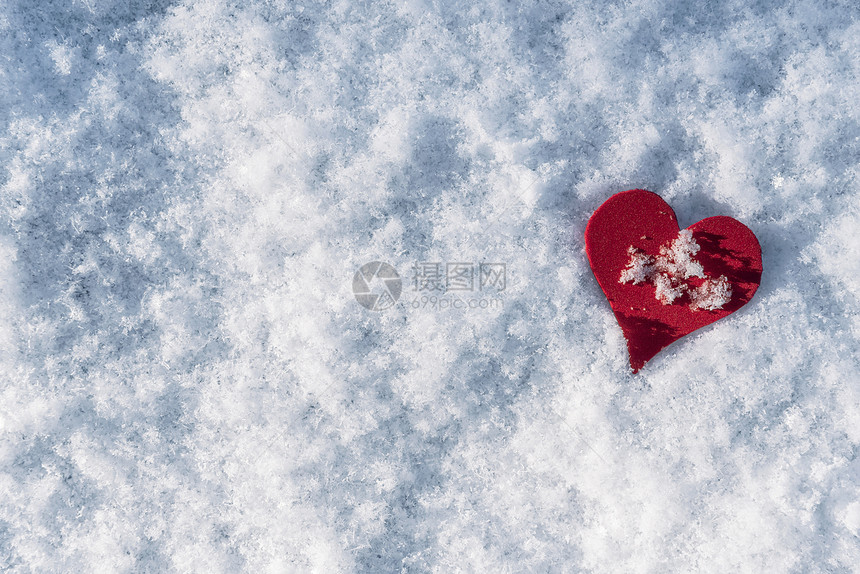 雪背景和红心形状情人节概念冬季的爱雪圣诞节背景阳光明媚的冬天框架图片