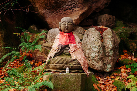 JizoBsatu石像和尚雕在雅马达拉寺庙加塔潘的木偶和帽是石雕守护神像图片