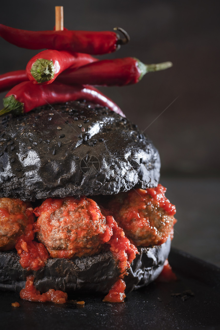 黑面包瑞典肉丸和黑桌上辣酱肉丸汉堡热辣椒奇怪的食物图片