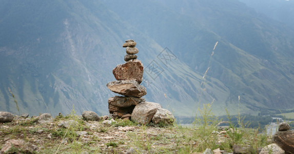 山中石塔图片