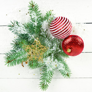 圣诞或新年装饰品白色木质表面的壁画和明亮装饰图片