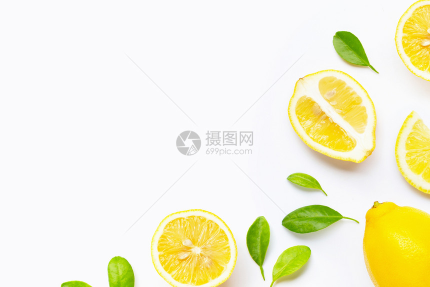 白色背景上切片的新鲜柠檬复制空间图片