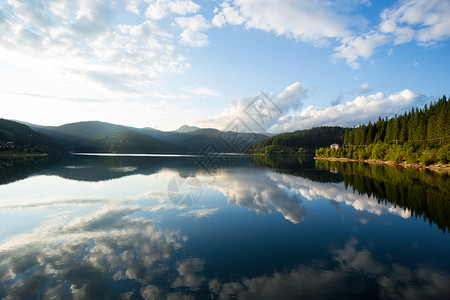 山地景观美丽的山湖云层反射图片