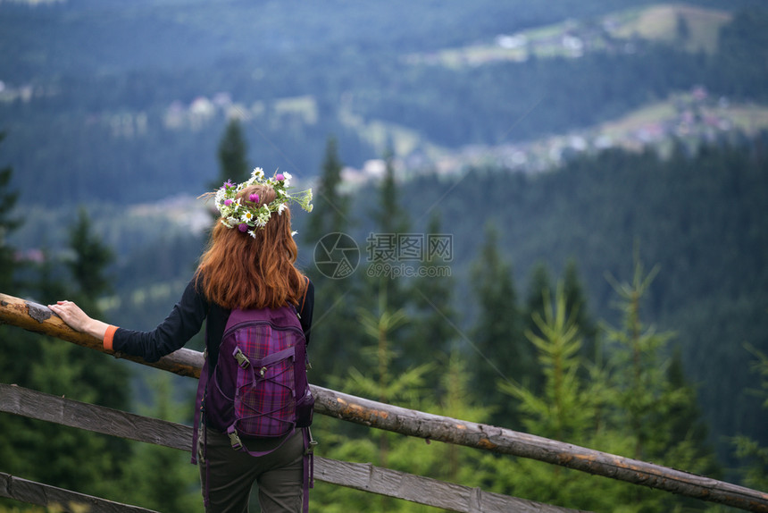 女孩在山里的野花圈图片