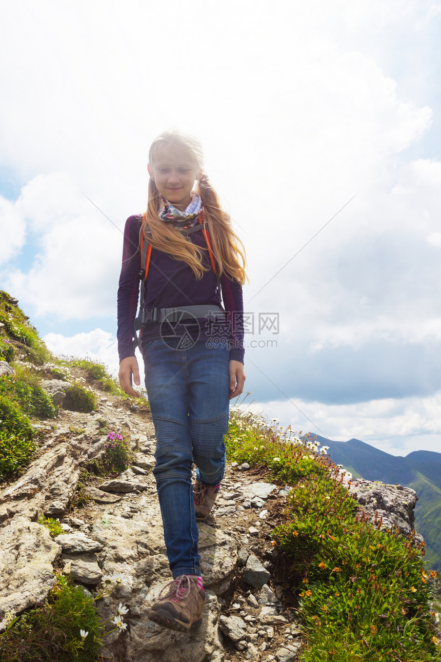 小女孩徒步旅行者在山上的一条小路转口fogars罗马尼亚图片