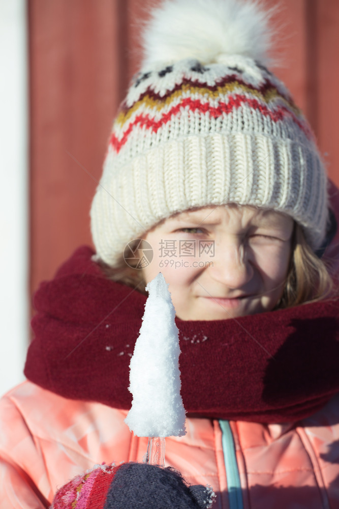 冬天小的挪威女孩手握着冰雪花诺威图片