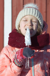 冬天小的挪威女孩手握着冰雪花诺威背景图片