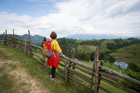 女游客站在山上看着山谷图片