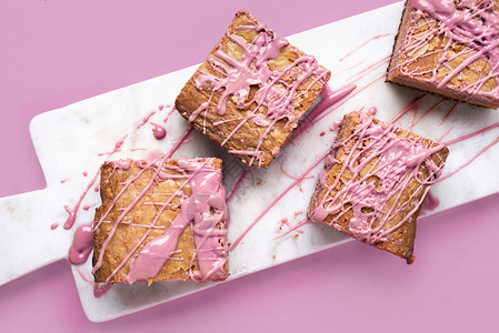 粉红巧克力蛋糕的近视图像粉红巧克力蛋糕图片