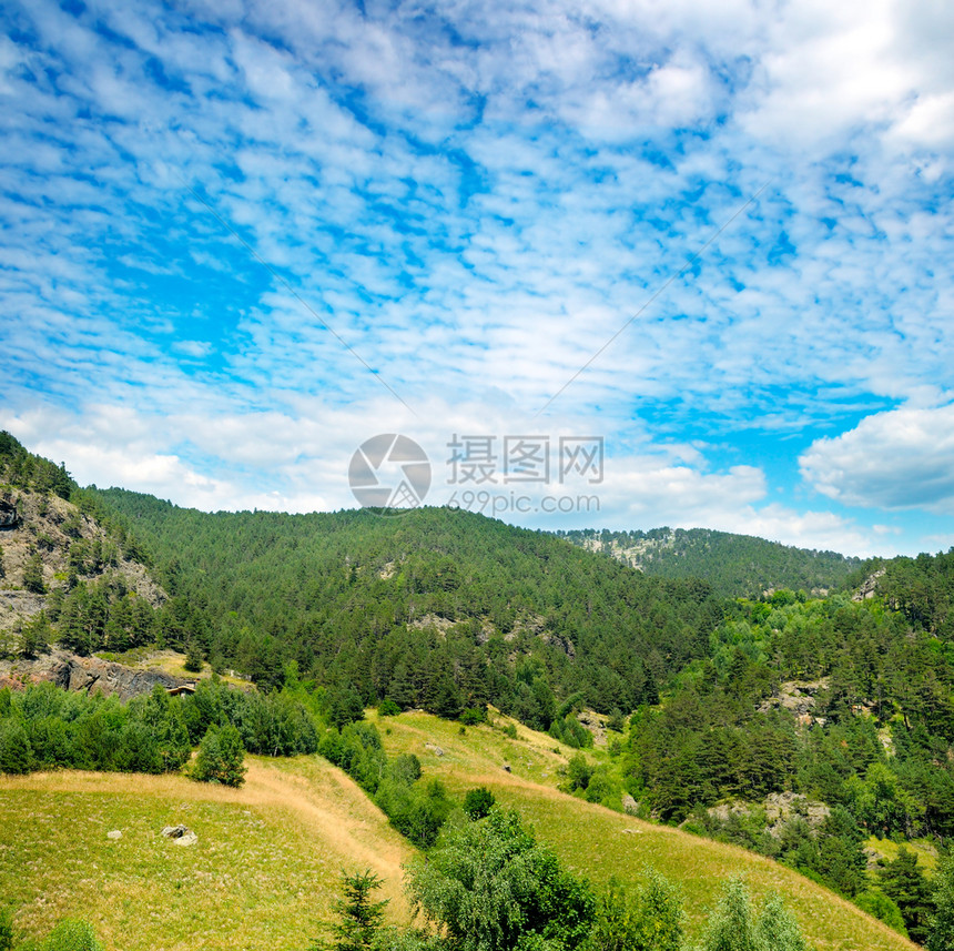 美丽的山地景观和天空概念是旅行图片