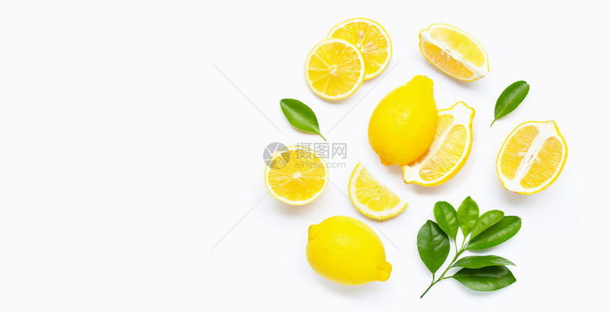 新鲜柠檬和白底叶片图片