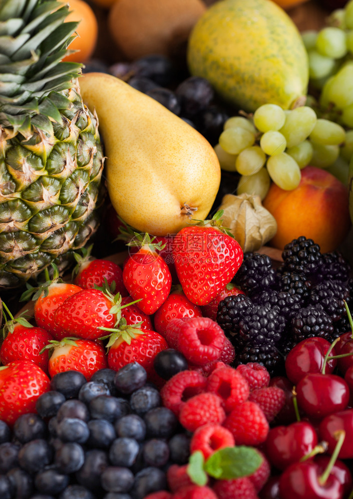 木质盘和本底的外来水果中新鲜有机夏季果子混合物和异国水果草莓蓝黑和樱桃西瓜梨菠萝葡萄图片